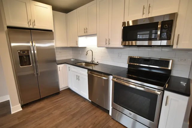 $4,275 | 3833 North Broadway, Unit 722, Chicago, IL 60613