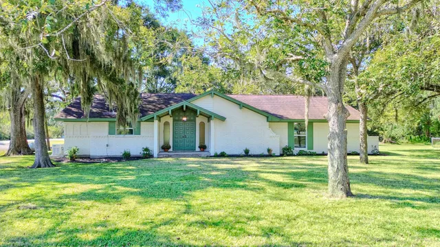 a view of a house with a yard