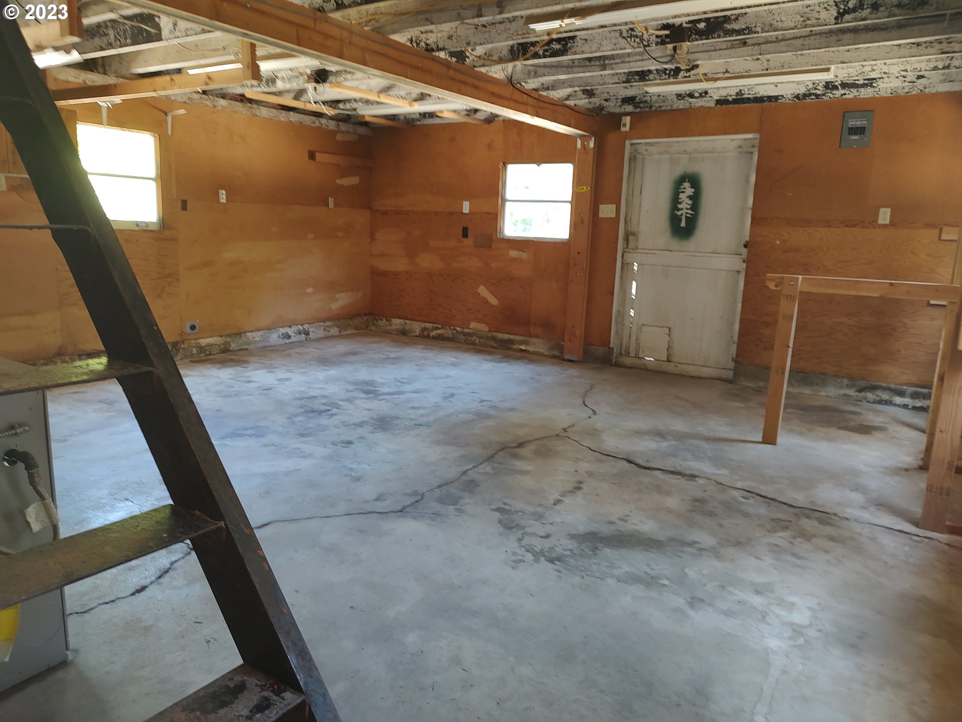 8220 Southwest Taylors Ferry Road Tigard, OR 97223 - Photo 36 of 38 a view of a garage