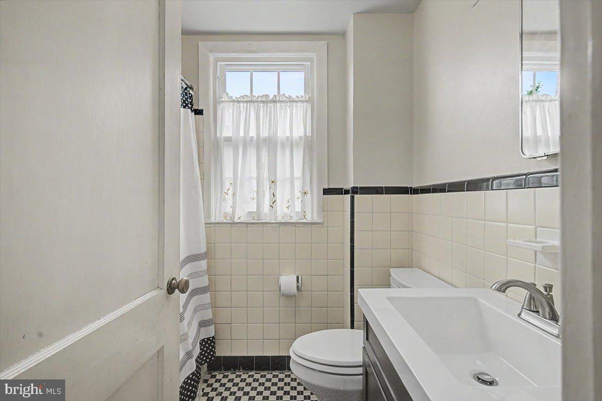 2202 Amhurst Road Wilmington, DE 19803 - Photo 25 of 33 Full upstairs bathroom