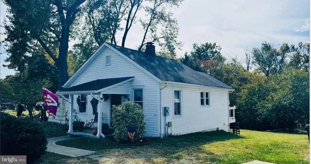 a view of a house with backyard and garden
