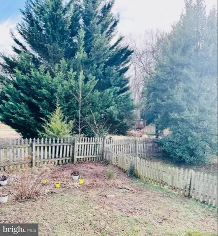 a view of a house with backyard