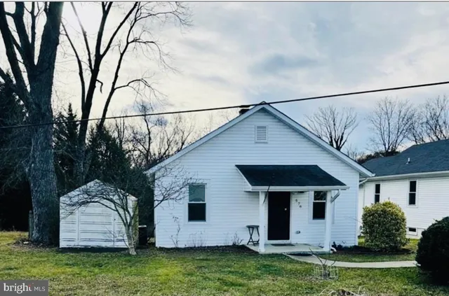 a view of a small yard
