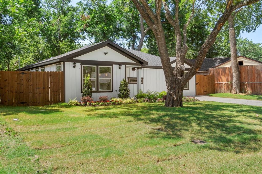 825 Apache Trace Grand Prairie, TX 75051 - Photo 5 of 30 a front view of house with yard and green space