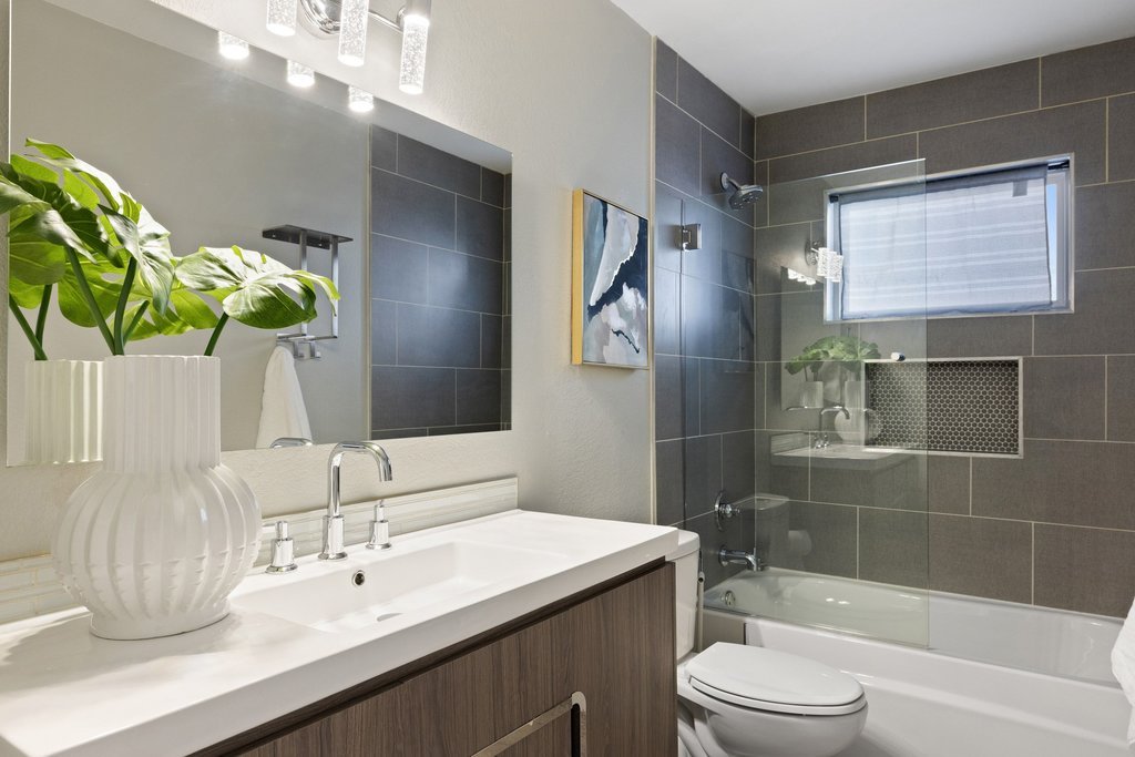 7110 Tawny Circle Austin, TX 78745 - Photo 19 of 30 Secondary bathroom