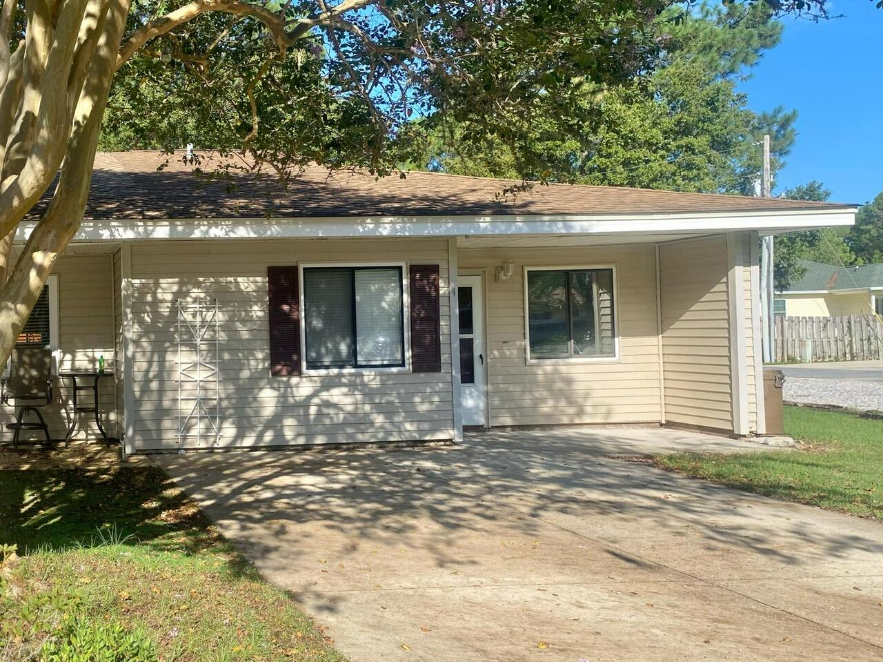 25 Blenheim Lane, Unit 4 Santa Rosa Beach, FL 32459 - Photo 2 of 13 a front view of a house with a yard