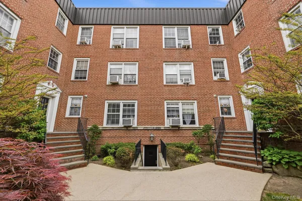 $365,000 | 230 Central Avenue, Unit 1F, Lawrence, NY 11559
