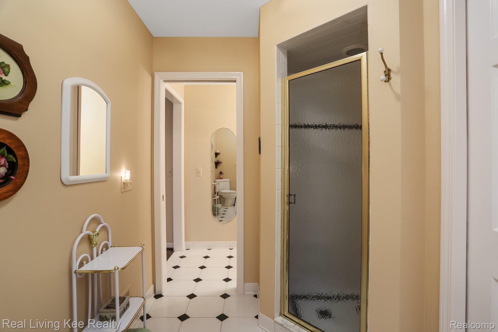 5901 Murfield Drive Rochester, MI 48306 - Photo 40 of 62 Jack & Jill bath with Stahl shower