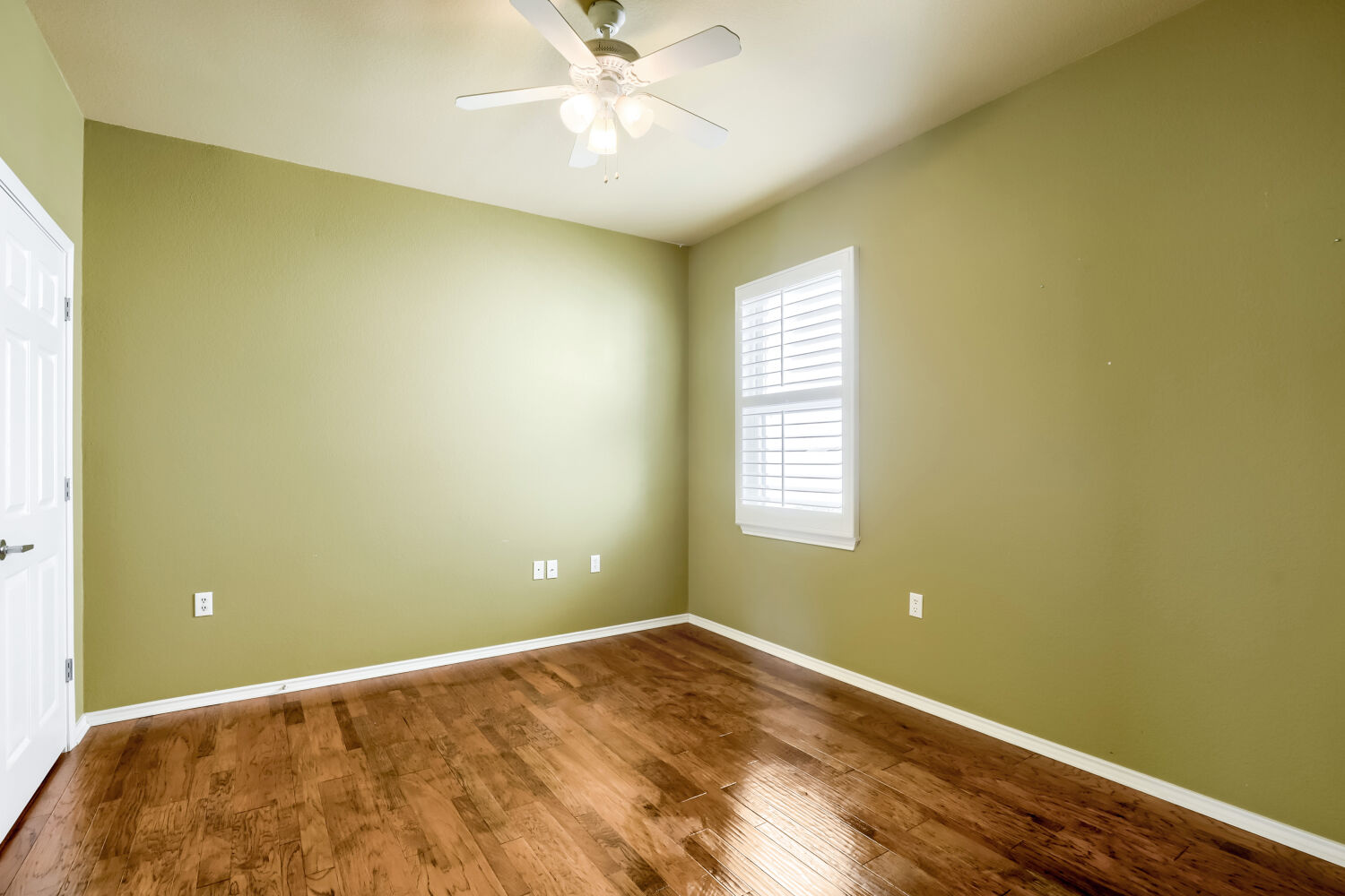 310 Crockett Loop Georgetown, TX 78633 - Photo 14 of 22 Ceiling fan and plantation shutters throughout the home.