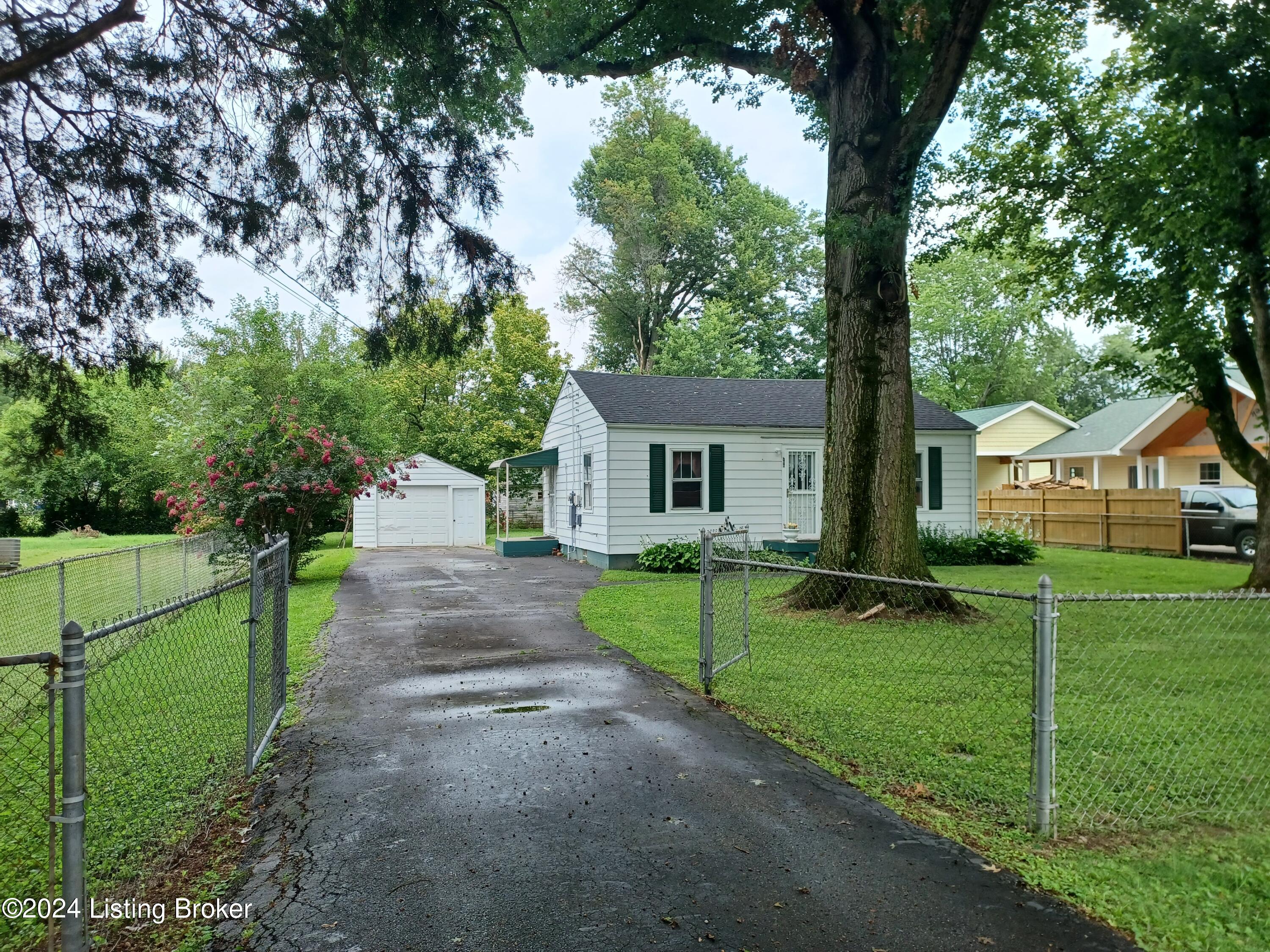 708 Shaffer Road Fairdale, KY 40118 - Photo 1 of 16 20240729_143625