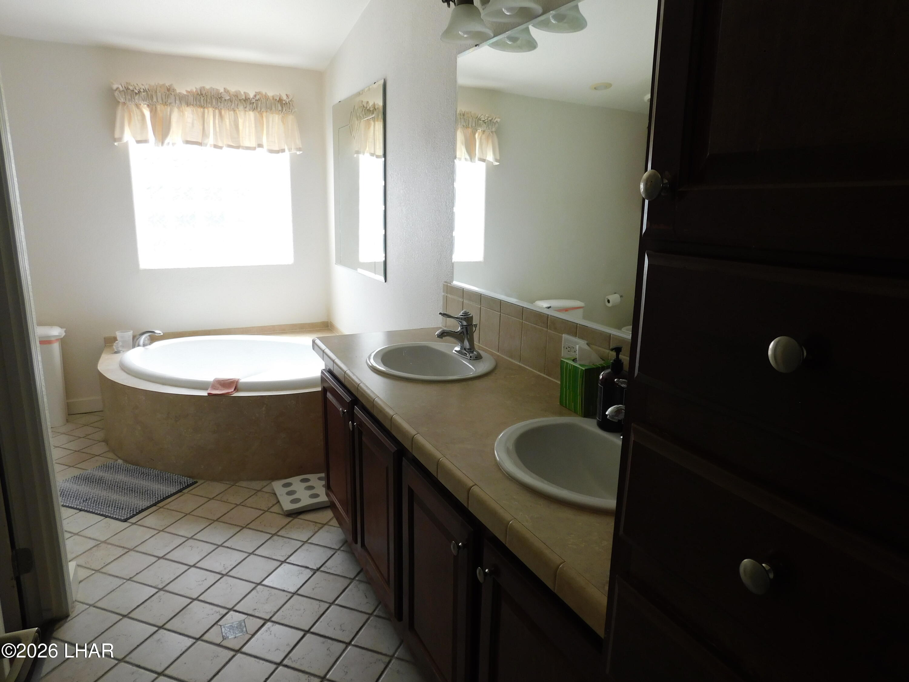 655 West Cowell Street Quartzsite, AZ 85346 - Photo 21 of 37 Master bathroom