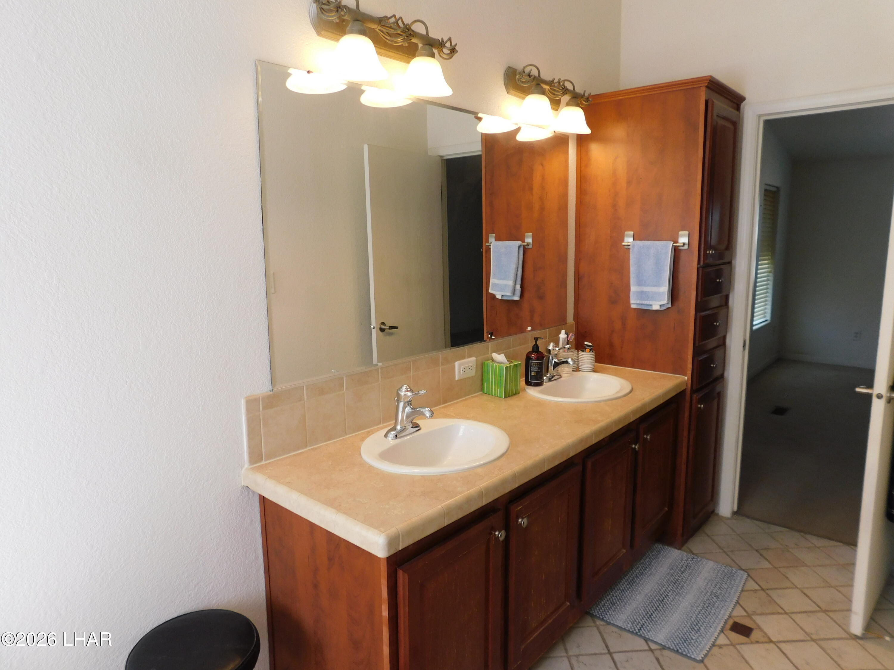 655 West Cowell Street Quartzsite, AZ 85346 - Photo 22 of 37 Dual sinks