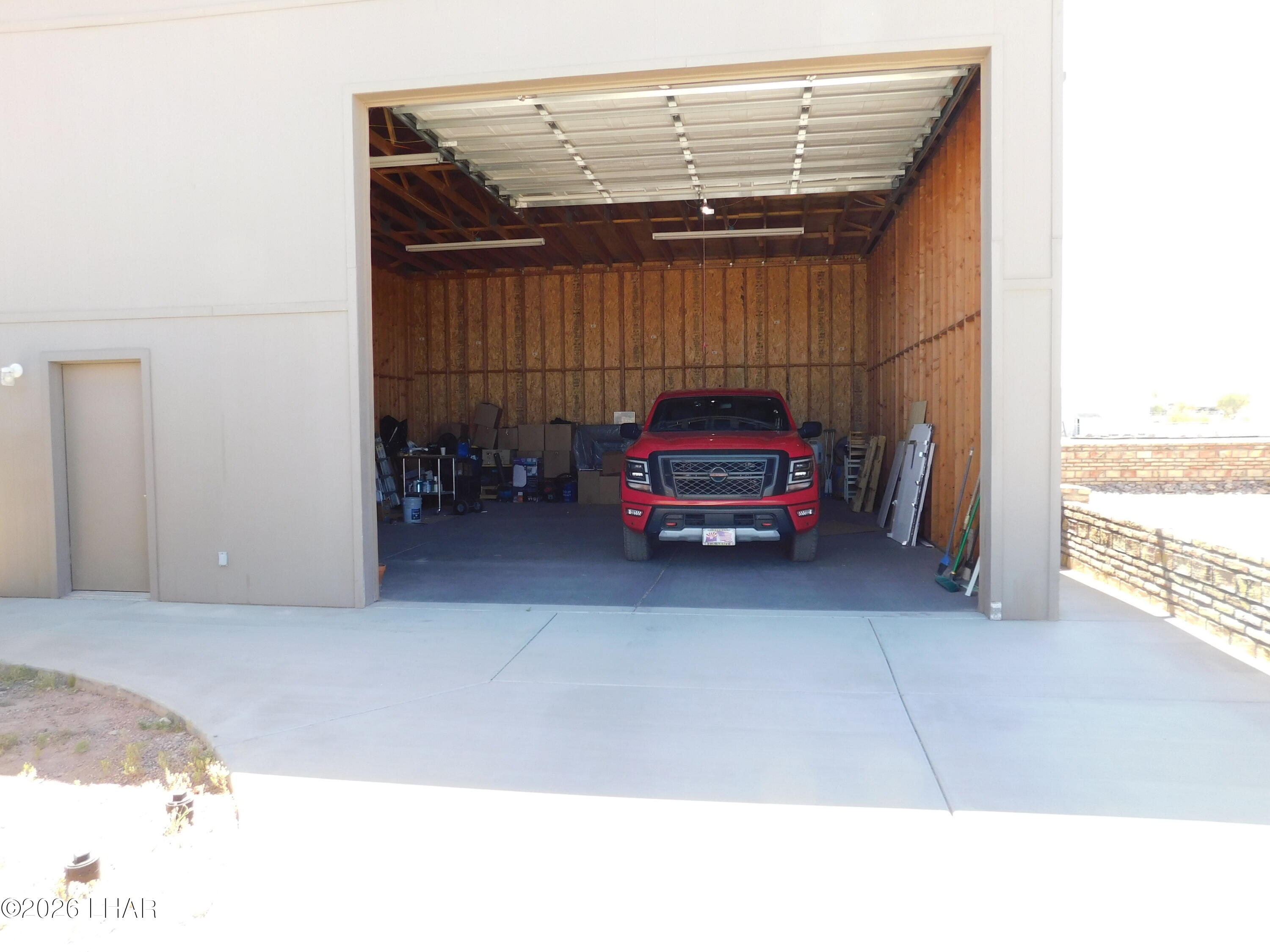 655 West Cowell Street Quartzsite, AZ 85346 - Photo 33 of 37 Large garge
