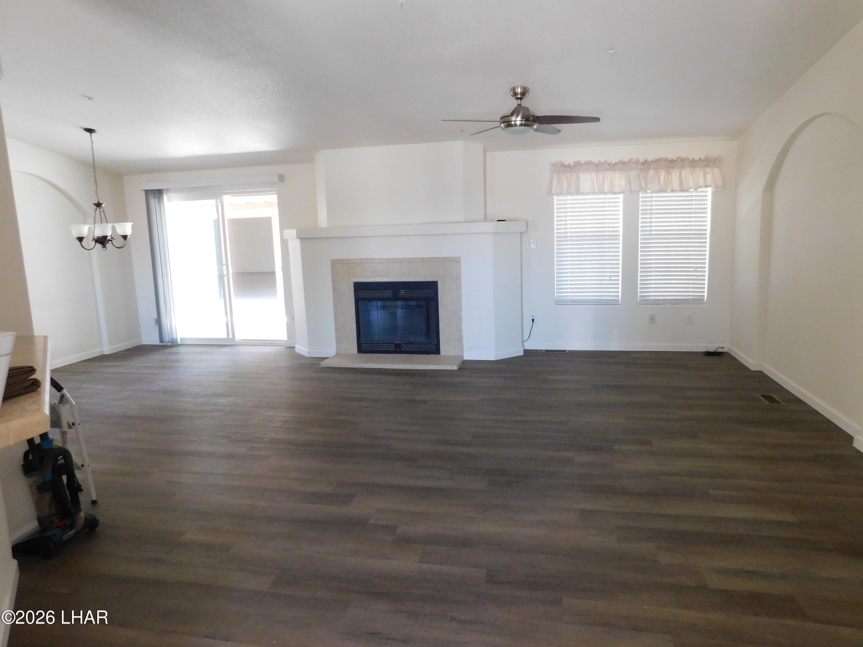 655 West Cowell Street Quartzsite, AZ 85346 - Photo 7 of 37 Living room