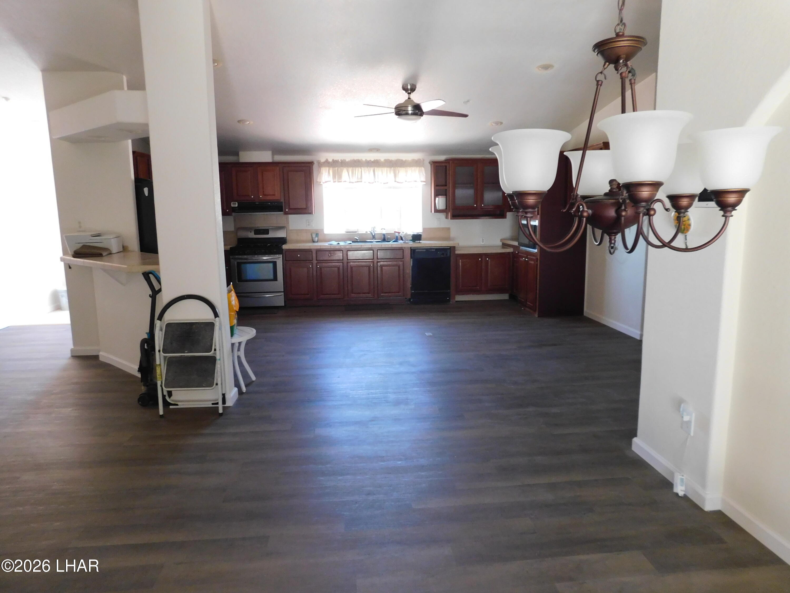 655 West Cowell Street Quartzsite, AZ 85346 - Photo 10 of 37 Living room to Kithchen