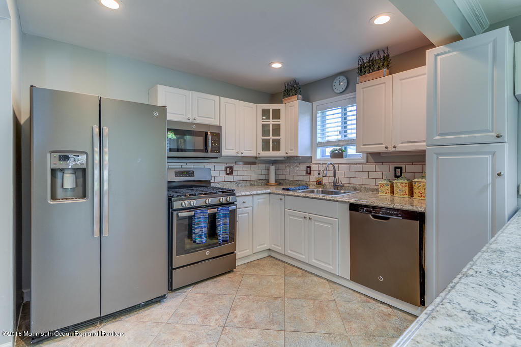 33 Locust Way Spring Lake Heights, NJ 07762 - Photo 5 of 33 Updated Appliances
