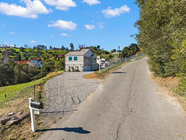 $1,399,900 | 2747 VĆa Del Robles, Fallbrook, CA 92028