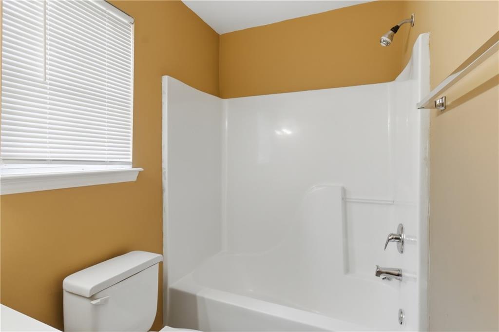 1081 Estes Drive Southwest, Unit 504 Atlanta, GA 30310 - Photo 22 of 32 a bathroom with a toilet and a bathtub
