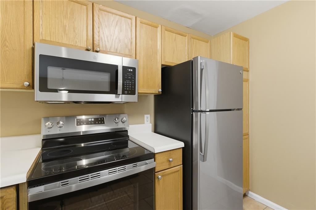 1081 Estes Drive Southwest, Unit 504 Atlanta, GA 30310 - Photo 10 of 32 a kitchen with appliances and a microwave