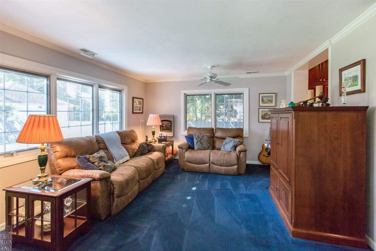 329 Ridgemont Road Grosse Pointe, MI 48236 - Photo 11 of 26 31332611-10.JPG