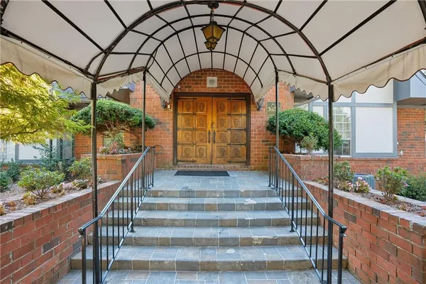 a view of entryway with a front door