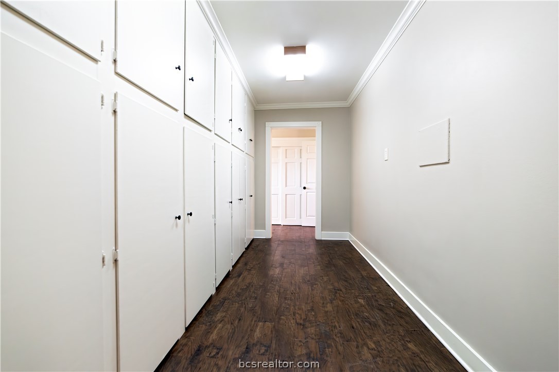7654 County Road 121 Wharton, TX 77488 - Photo 13 of 39 a view of a hallway with wooden floor