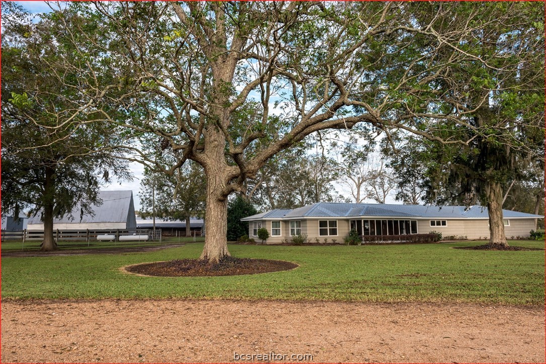7654 County Road 121 Wharton, TX 77488 - Photo 2 of 39 a front view of a house with a yard