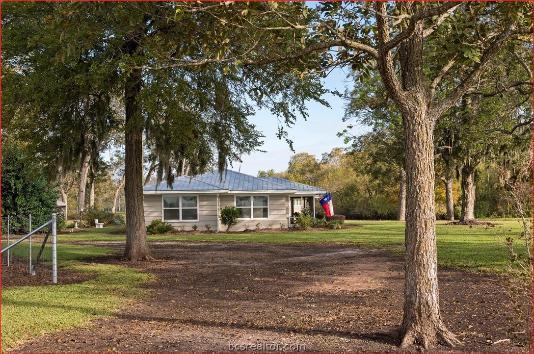 7654 County Road 121 Wharton, TX 77488 - Photo 3 of 39 a front view of a house with a yard