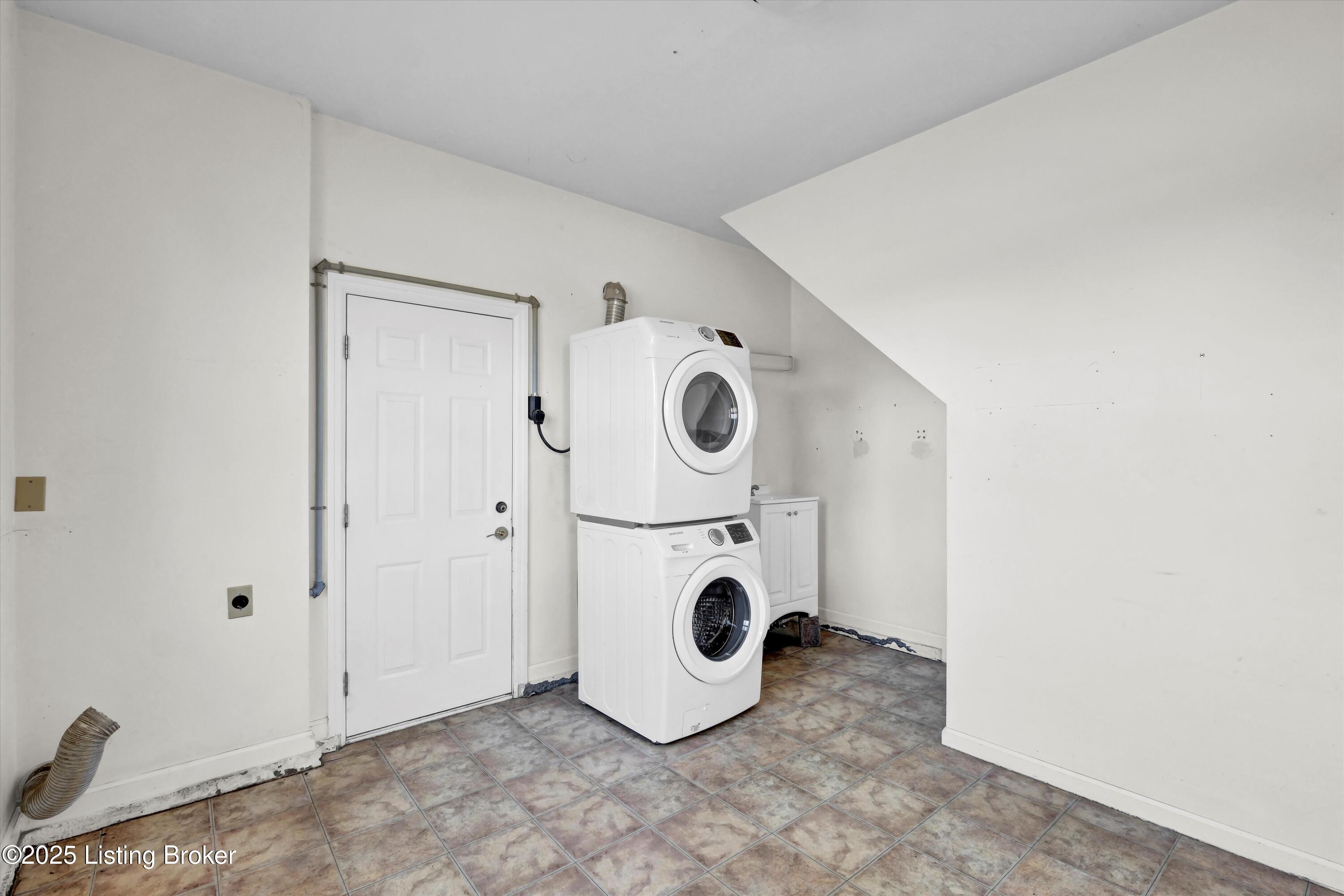 4090 Webb Road Simpsonville, KY 40067 - Photo 50 of 88 Mudd room/laundry