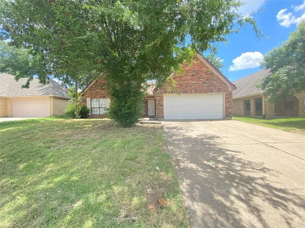 $2,150 | 6101 Meadowside Trail, Arlington, TX 76017