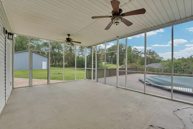 a view of a backyard