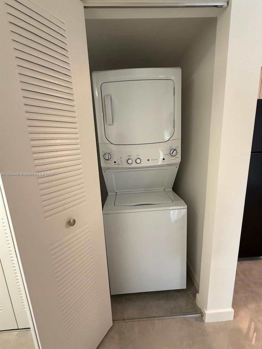 Golden Glades Miami, FL 33161 - Photo 11 of 11 a utility room with dryer and washer