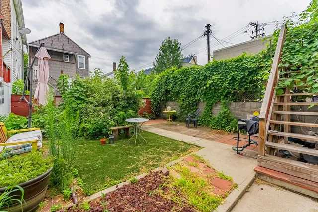 a view of a house with backyard and garden