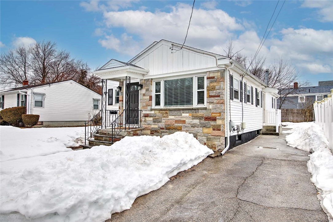 46 Hopewell Avenue Cranston, RI 02920 - Photo 4 of 49