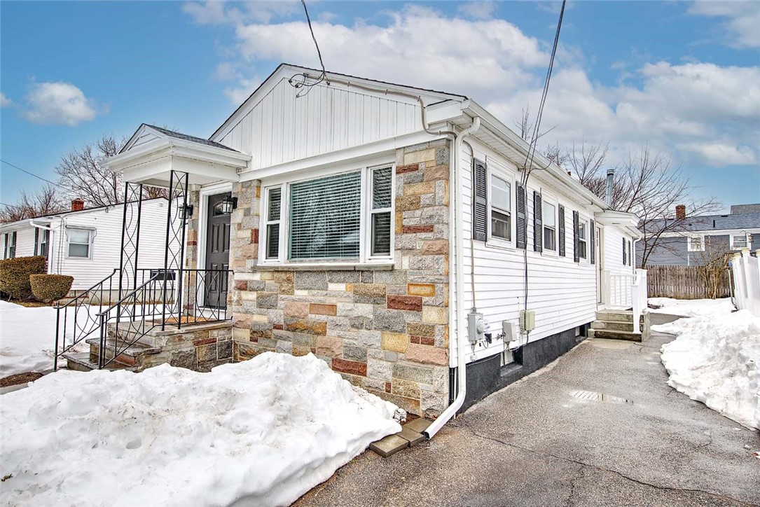 46 Hopewell Avenue Cranston, RI 02920 - Photo 5 of 49