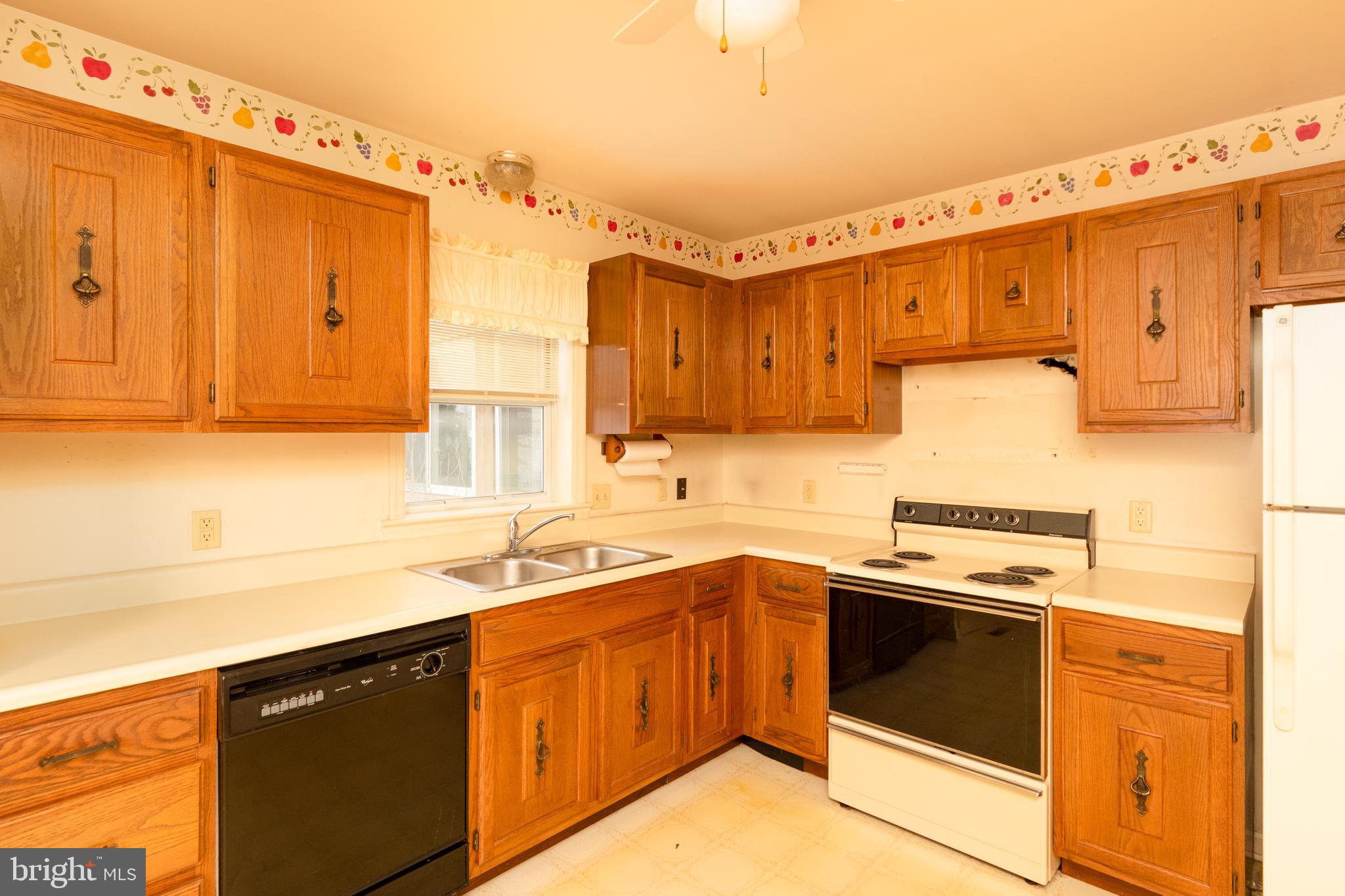 3 Lakeview Place Lititz, PA 17543 - Photo 4 of 22 Kitchen; inoperable microwave was removed.