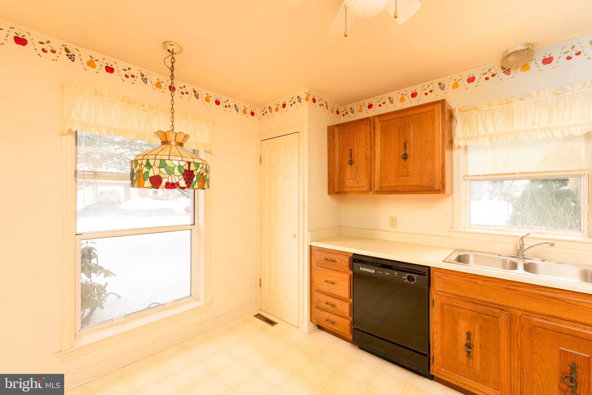 3 Lakeview Place Lititz, PA 17543 - Photo 5 of 22 Eat-in kitchen , window-side nook