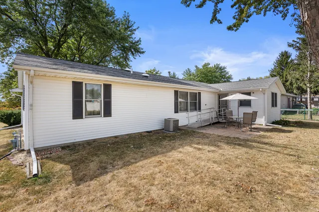 a view of a house with backyard