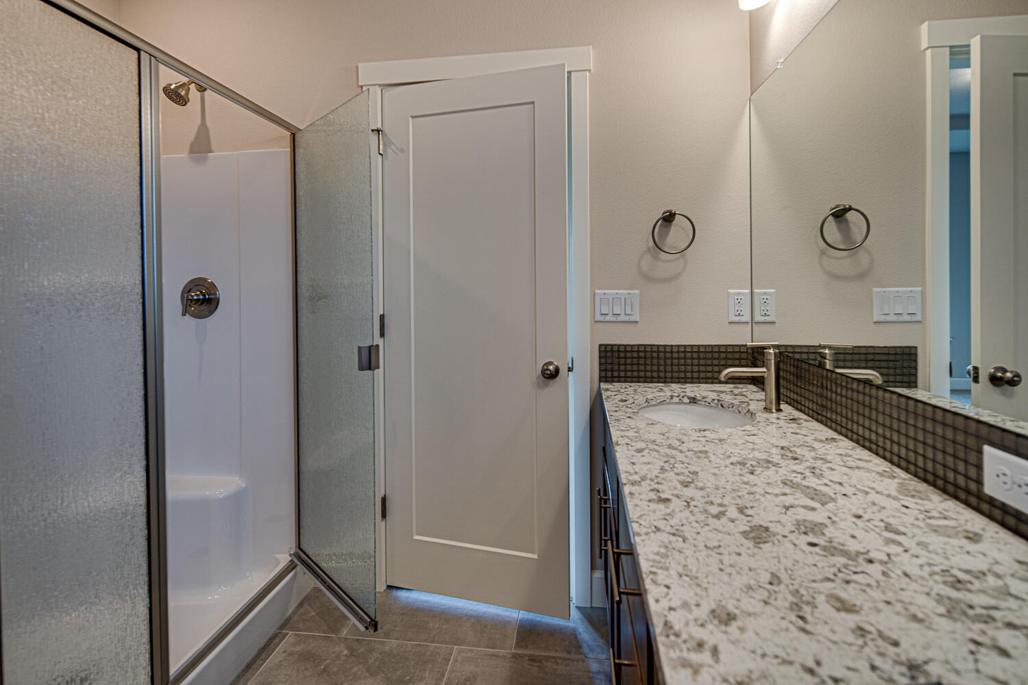 4898 Southwest Zenith Avenue Redmond, OR 97756 - Photo 16 of 32 Step in shower details