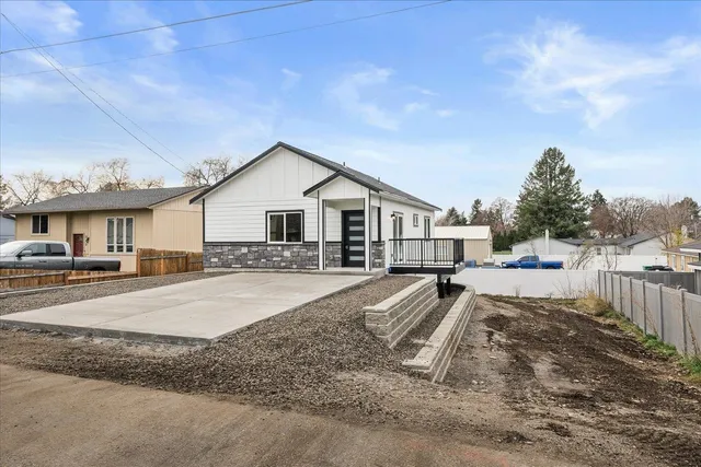 $350,000 | 327 North Bannen Road, Spokane Valley, WA 99216