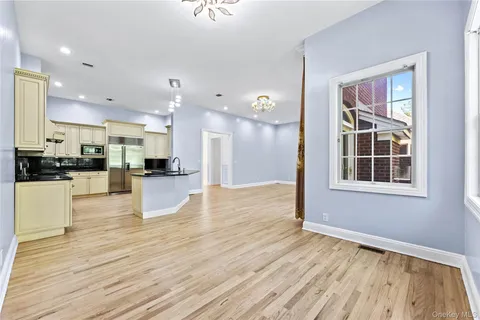 $2,198,000 | 11 Belvedere Court, Manhasset, NY 11030