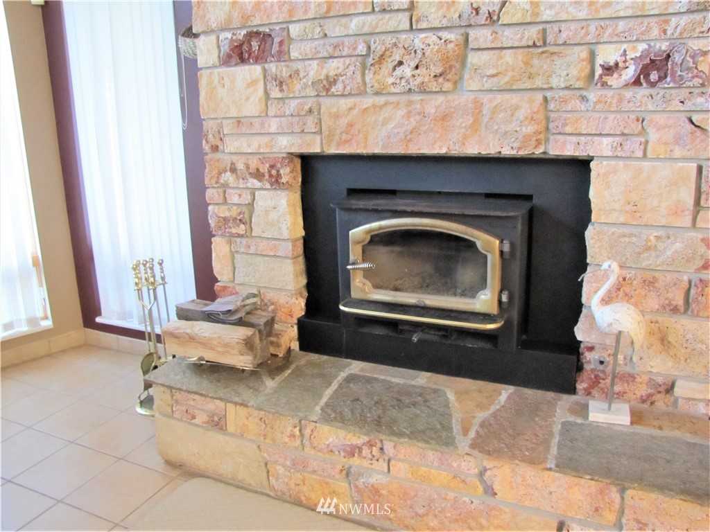 226 Guy Kelly Road Port Angeles, WA 98362 - Photo 9 of 40 a living room with a fireplace