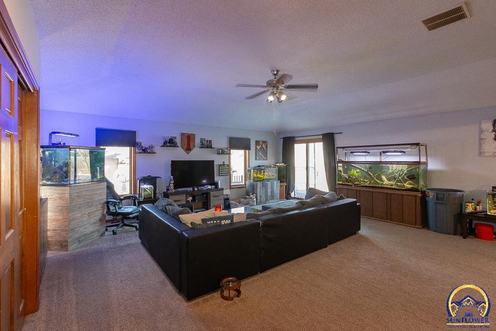 4032 Southwest 34th Street Topeka, KS 66614 - Photo 11 of 28