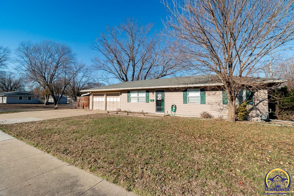 4032 Southwest 34th Street Topeka, KS 66614 - Photo 2 of 28