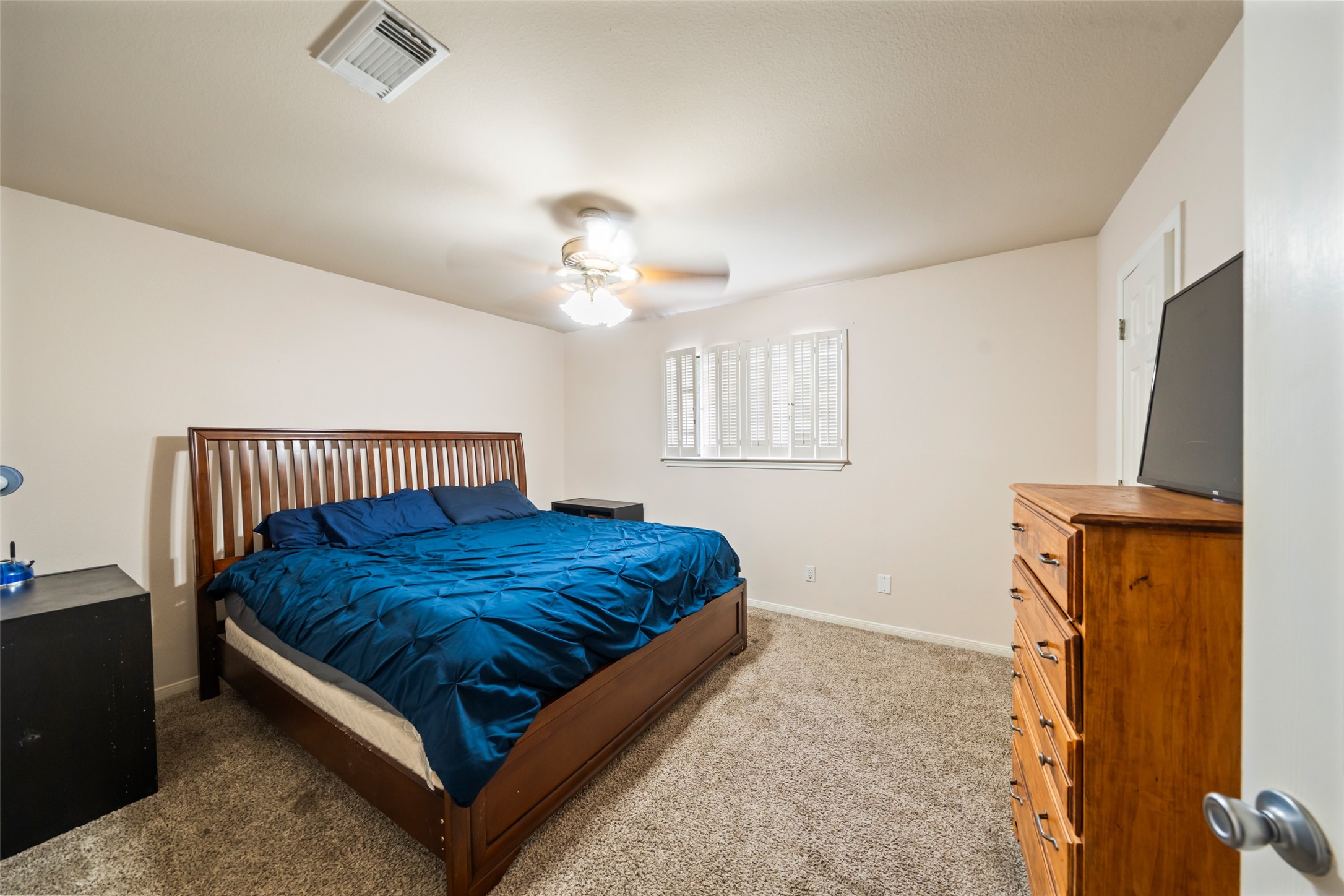 600 Hampton Hall Lane Conroe, TX 77302 - Photo 28 of 32 a living room with a bed furniture and a window