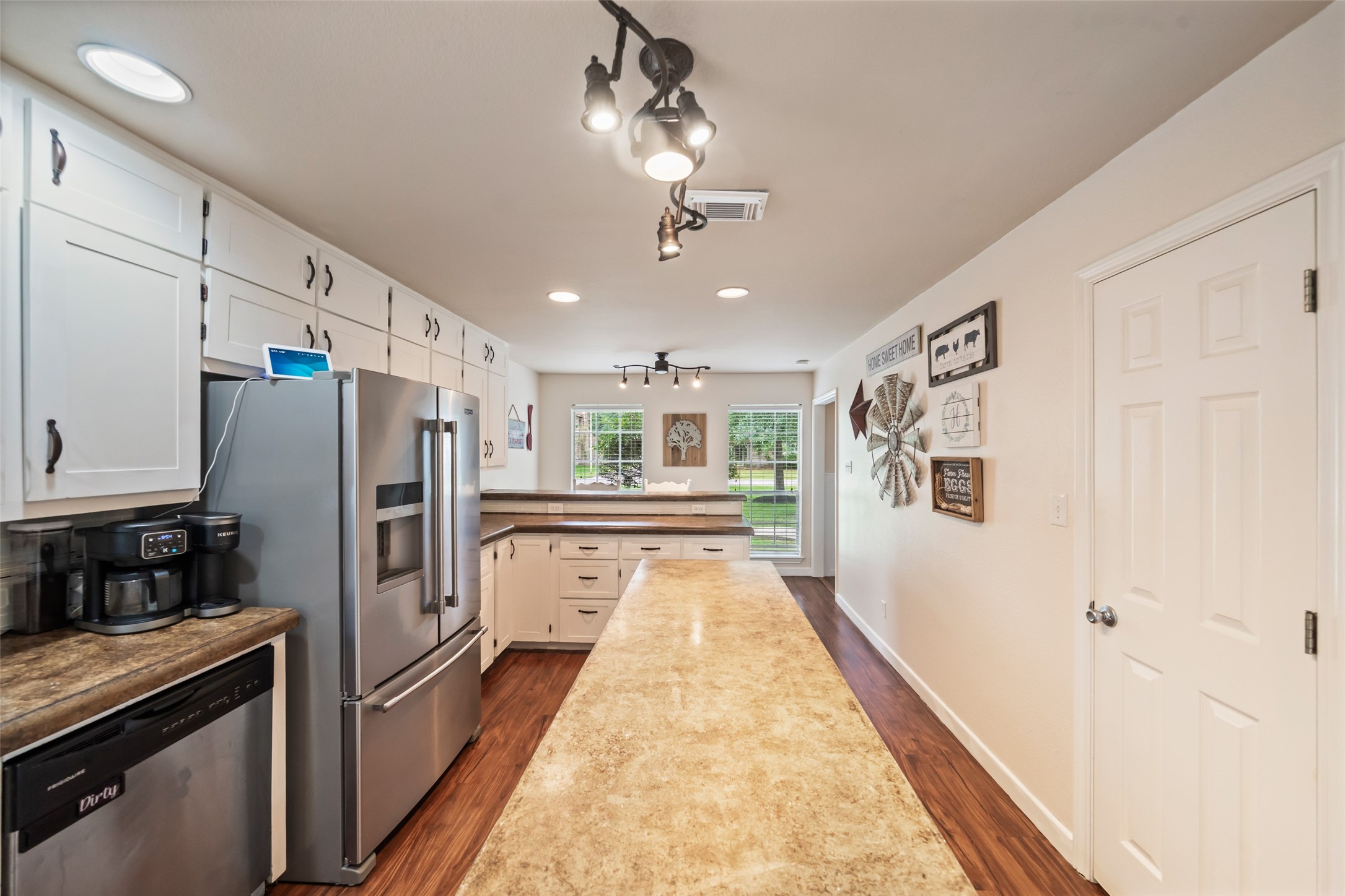 600 Hampton Hall Lane Conroe, TX 77302 - Photo 10 of 32 a kitchen with stainless steel appliances a refrigerator and a stove