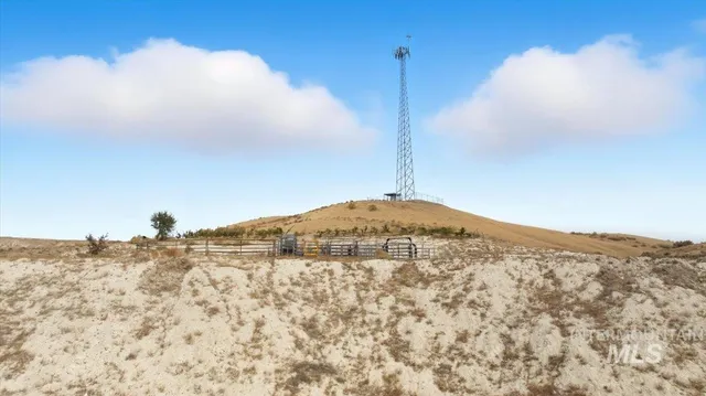 $300,000 | 32267 Bruneau Cemetery Road, Bruneau, ID 83604