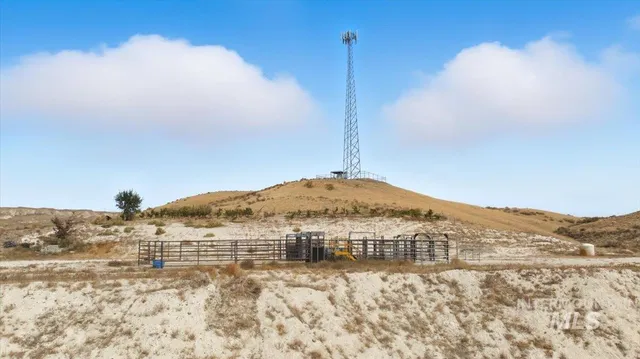 $300,000 | 32267 Bruneau Cemetery Road, Bruneau, ID 83604