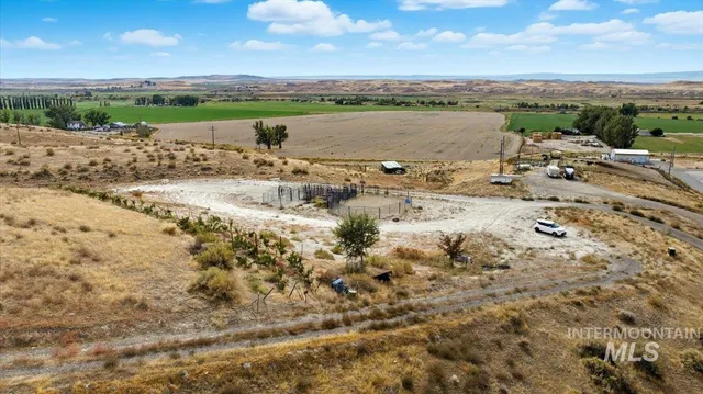 $300,000 | 32267 Bruneau Cemetery Road, Bruneau, ID 83604