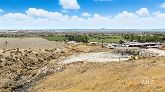 $300,000 | 32267 Bruneau Cemetery Road, Bruneau, ID 83604